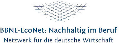 Logo mit dem Schriftzug „BBNE-EcoNet: Nachhaltig im Beruf. Netzwerk für die deutsche Wirtschaft“. Darüber ist ein stilisiertes Netz abgebildet, bestehend aus blauen, sich kreuzenden Linien.