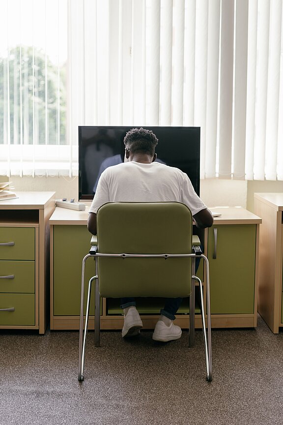 Symbolbild: Person vor Monitor